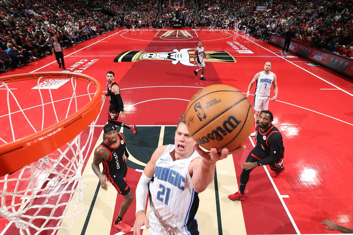 NBA篮球赛事现场，雷速体育品牌展示