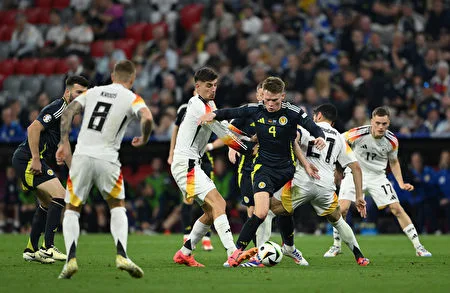 欧洲杯足球赛事现场，雷速体育作为官方合作伙伴